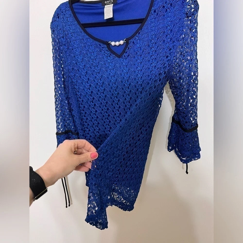 Onyx, lace top. Accepting offers. Size L
